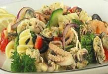 Салат із морепродуктів Теплий салат із морепродуктів у соусі